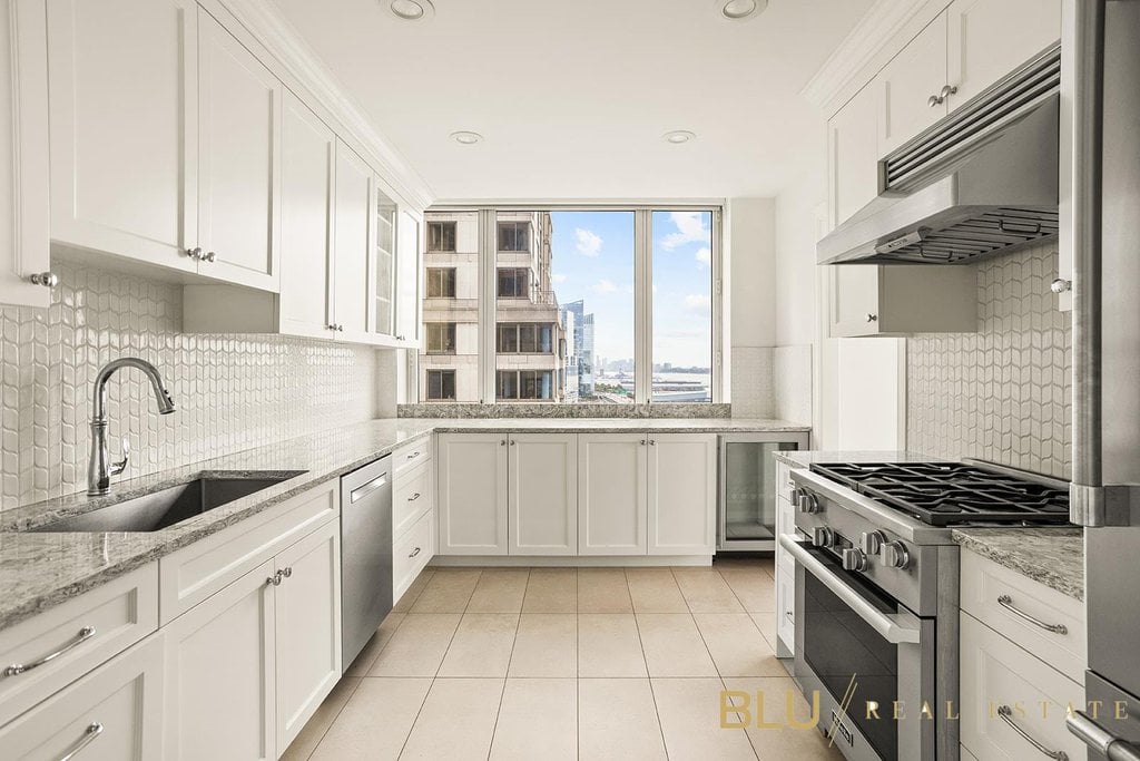220 Riverside Boulevard, Unit 15J photo 4
