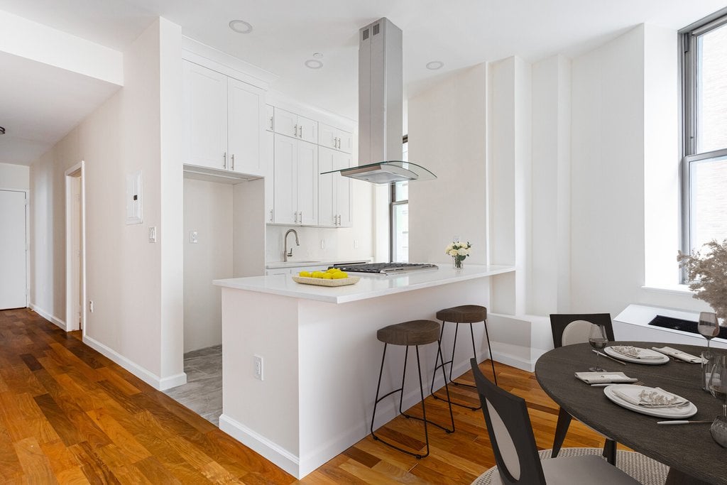 1 Wall Street Court, Unit 605 photo 12