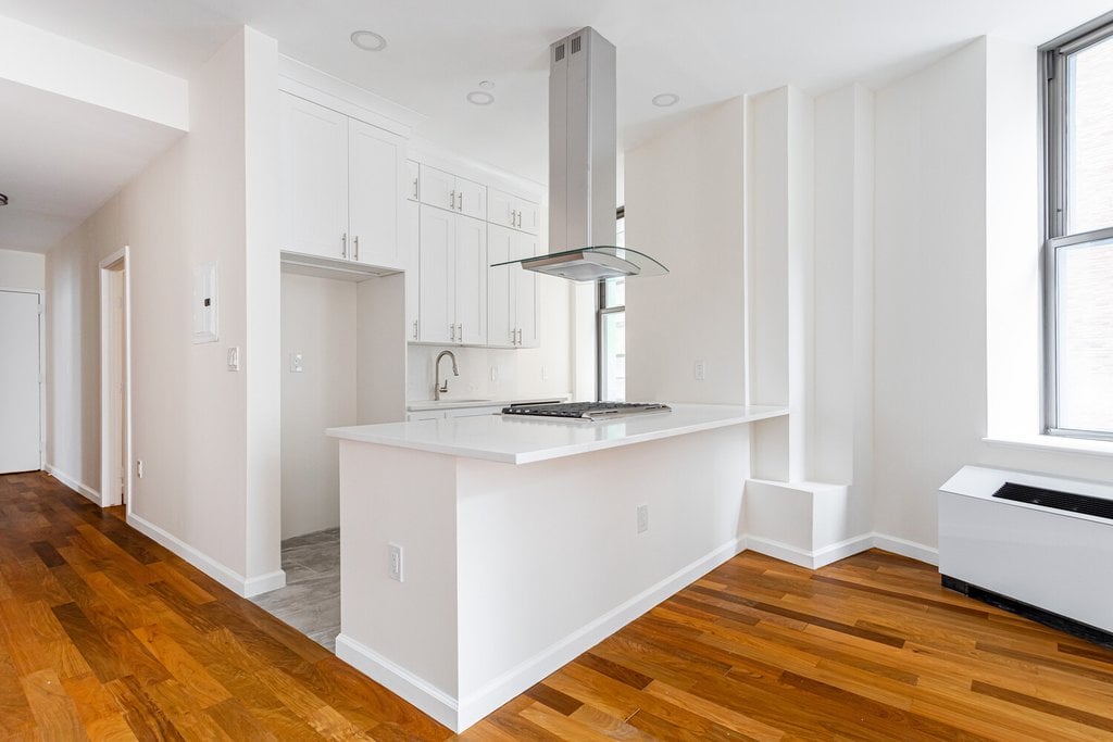 1 Wall Street Court, Unit 605 photo 13
