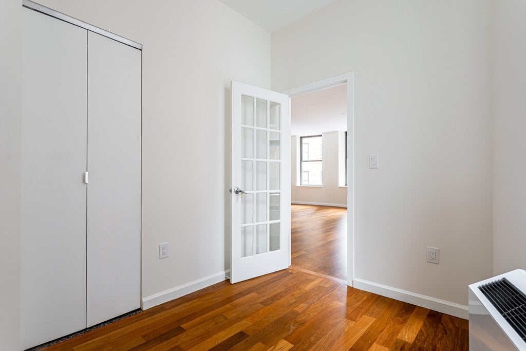 1 Wall Street Court, Unit 605 photo 18