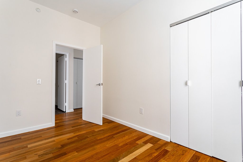 1 Wall Street Court, Unit 605 photo 22