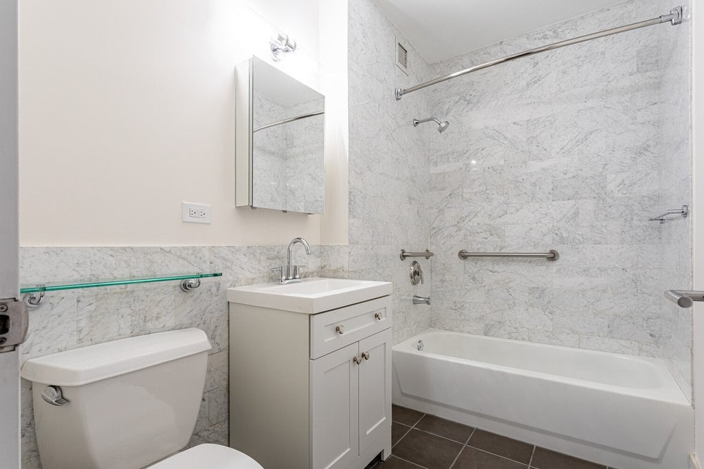 1 Wall Street Court, Unit 605 photo 24