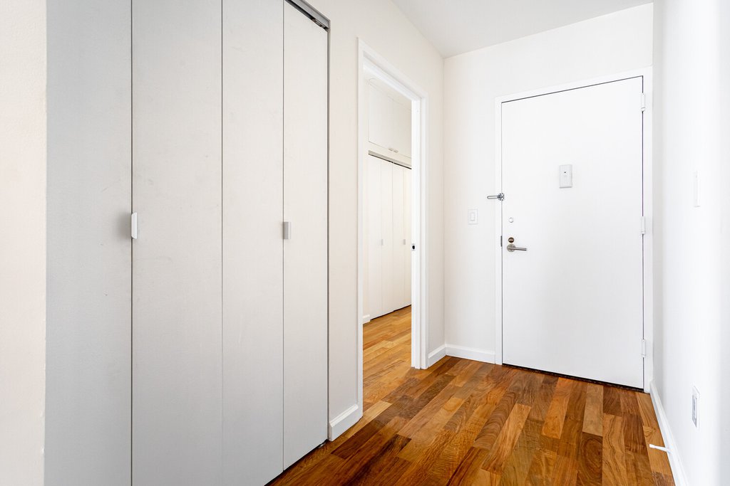 1 Wall Street Court, Unit 605 photo 25