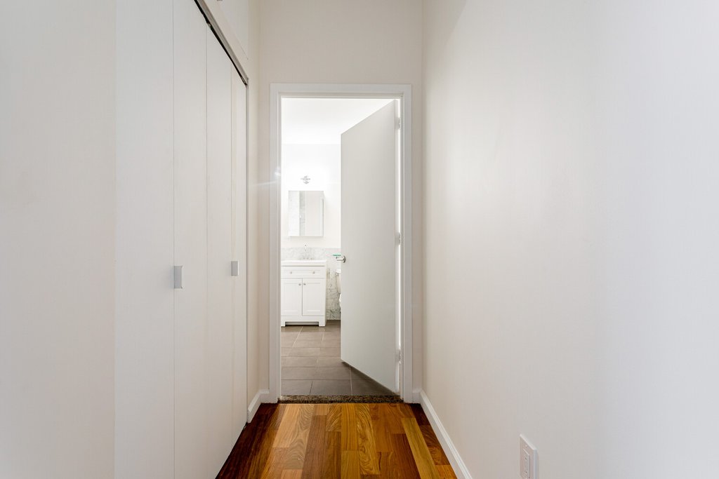 1 Wall Street Court, Unit 605 photo 31