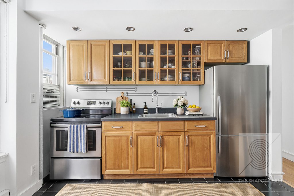 325 West 45th Street, Unit 816 photo 4