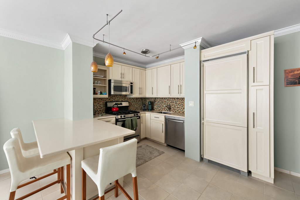 130 East 63rd Street, Unit 8D photo 3