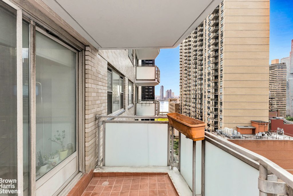 300 East 40th Street, Unit 16K photo 2