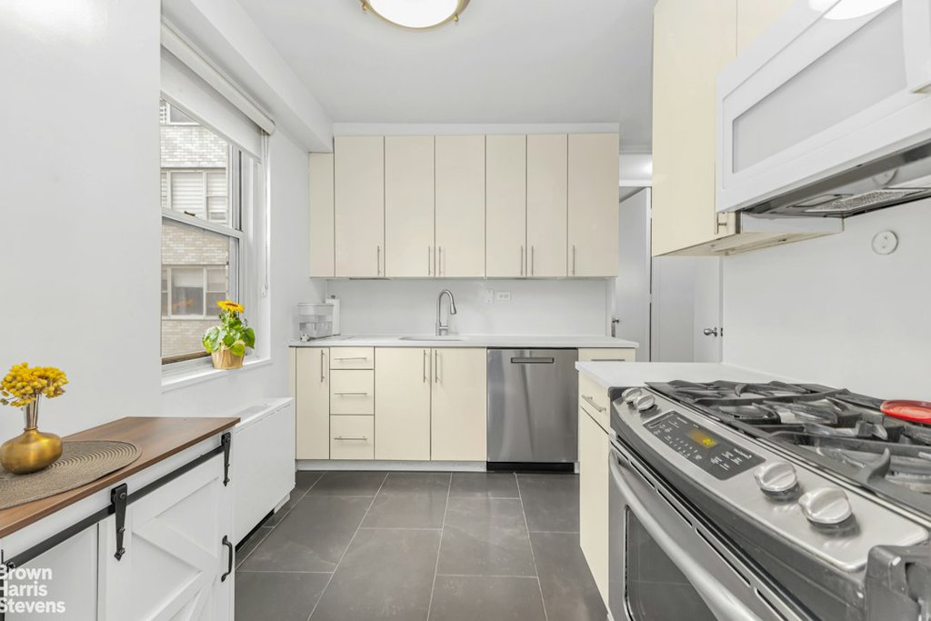 300 East 40th Street, Unit 16K photo 3