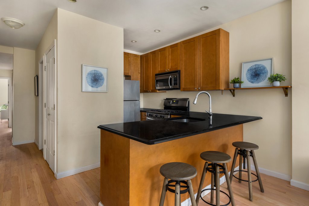 82 Sterling Place, Unit 2 photo 3