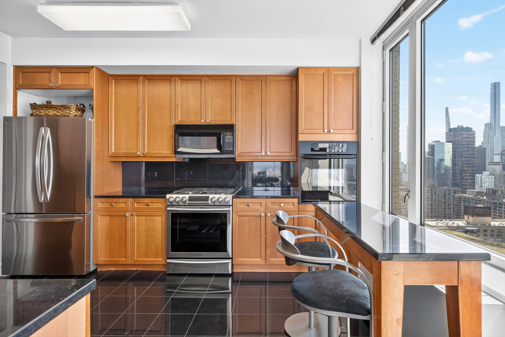 220 Riverside Boulevard, Unit 39C photo 7