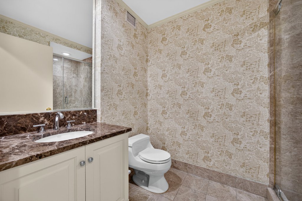220 Riverside Boulevard, Unit 39C photo 19