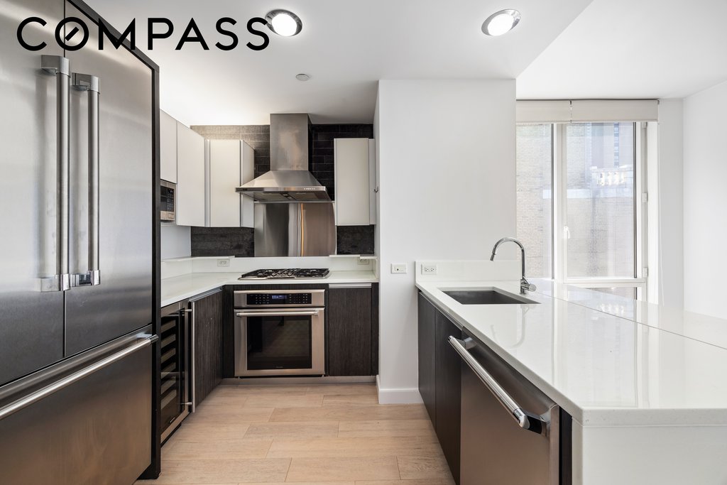 247 West 46th Street, Unit 1404 photo 4