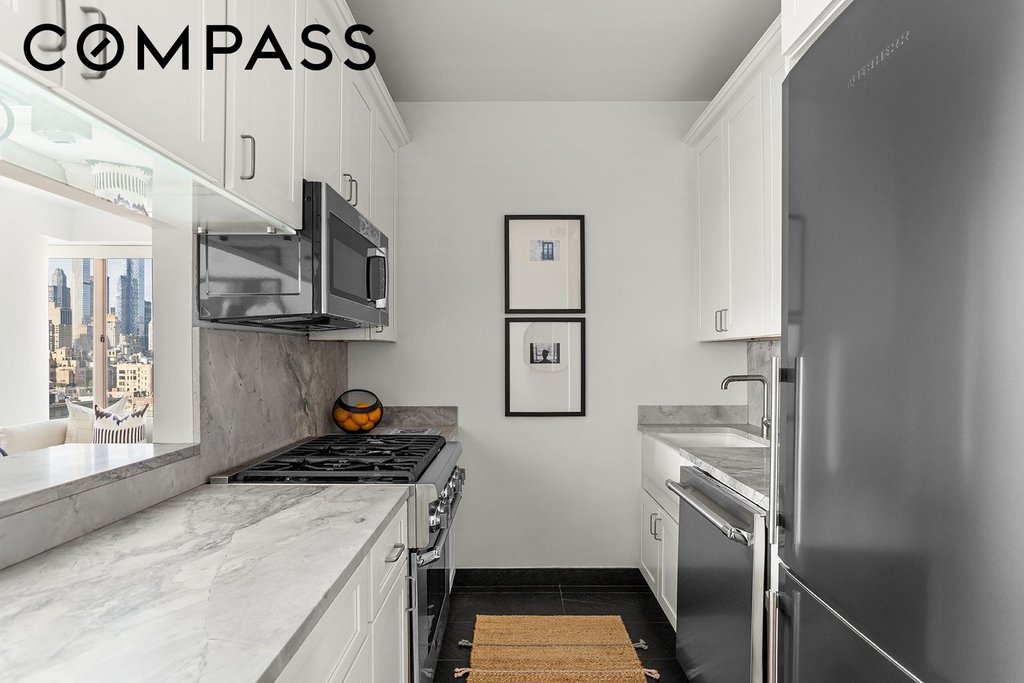 200 East 69th Street, Unit 18D photo 4
