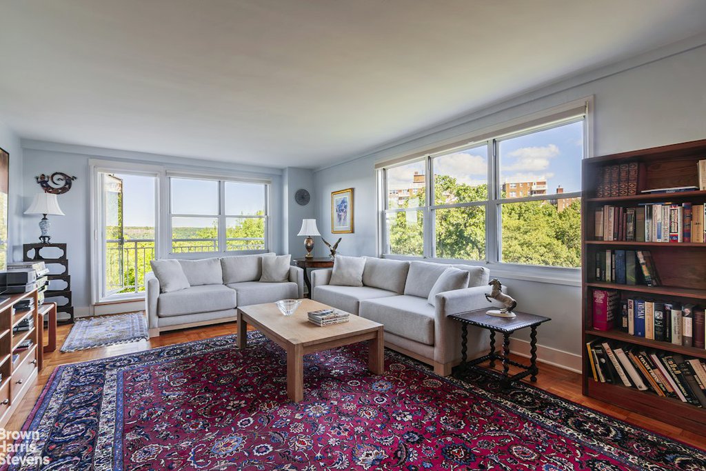 3935 Blackstone Avenue, Unit 8B