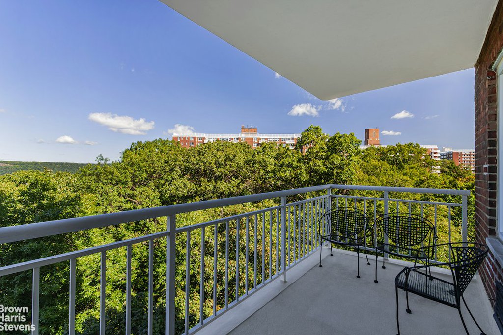 3935 Blackstone Avenue, Unit 8B photo 2