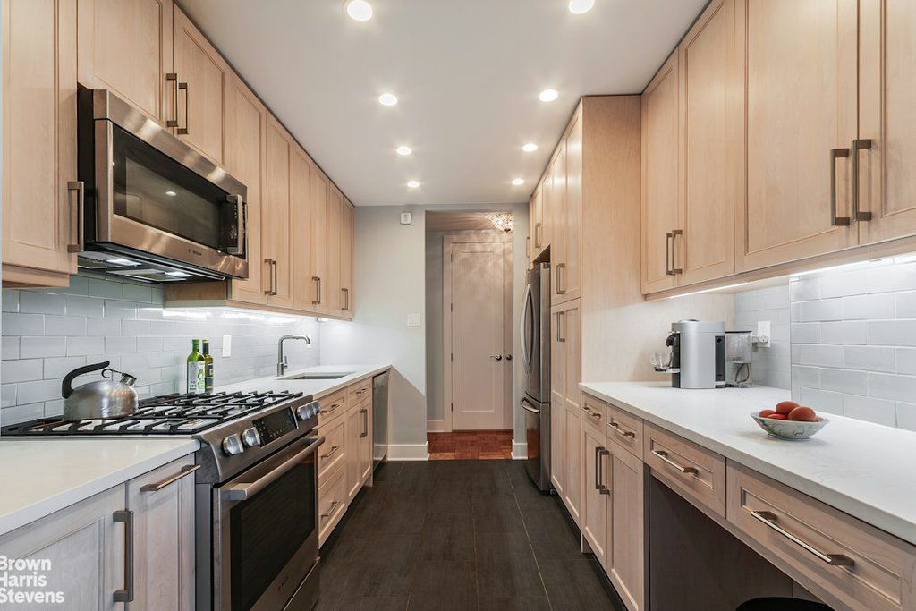 3935 Blackstone Avenue, Unit 8B photo 5