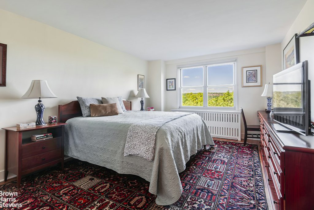 3935 Blackstone Avenue, Unit 8B photo 6