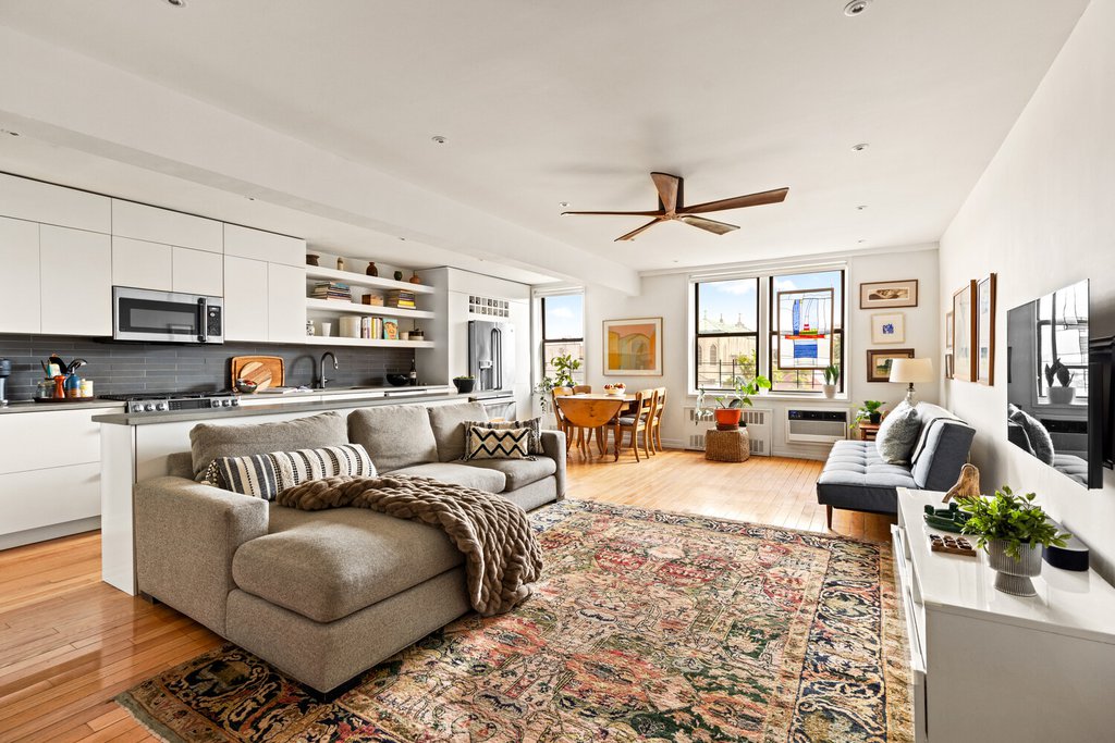 275 Webster Avenue, Unit 4L photo 2