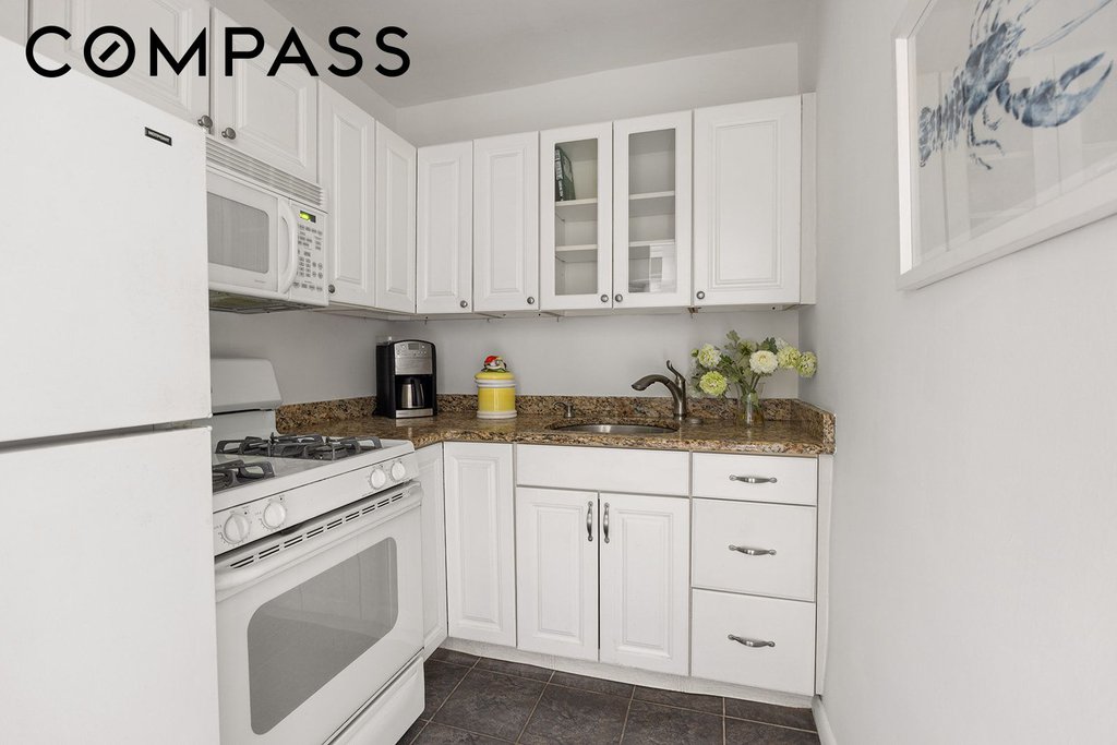 651 Vanderbilt Street, Unit T1 photo 4