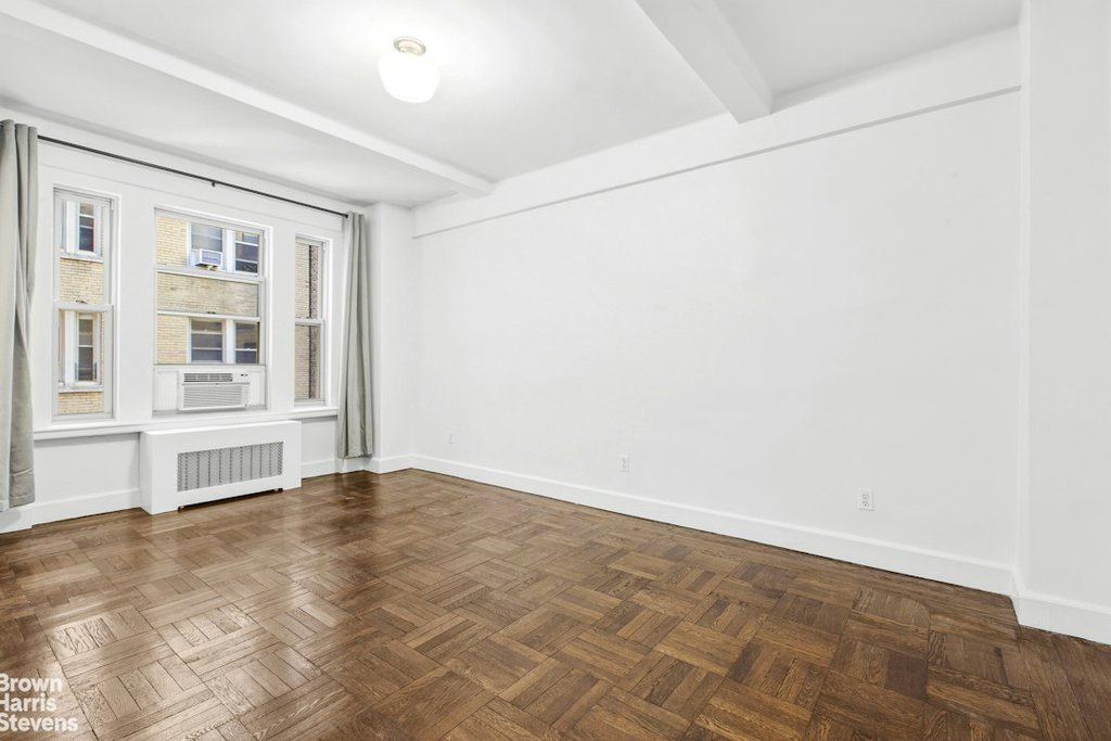24 Fifth Avenue, Unit 818 photo 3