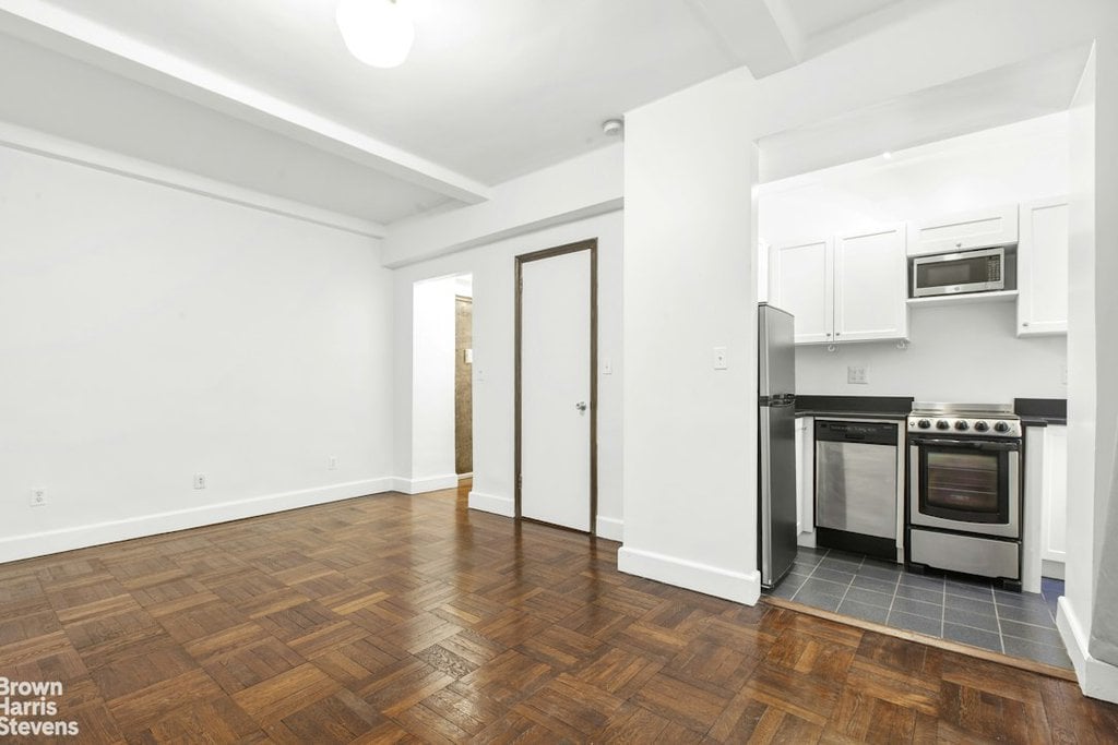 24 Fifth Avenue, Unit 818 photo 6