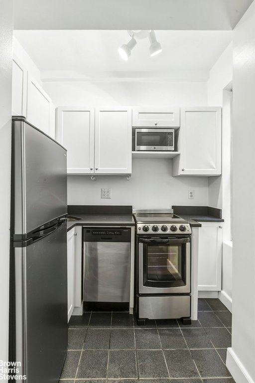 24 Fifth Avenue, Unit 818 photo 8