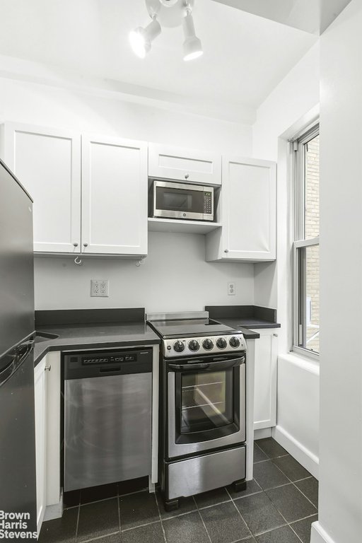 24 Fifth Avenue, Unit 818 photo 9