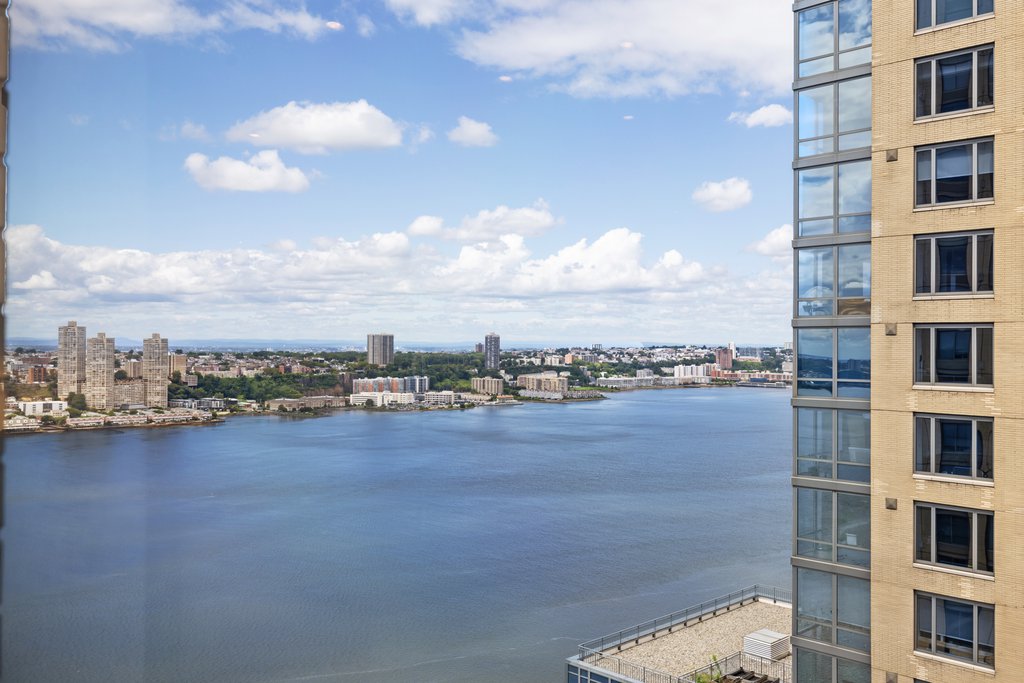 200 Riverside Boulevard, Unit 37D photo 3