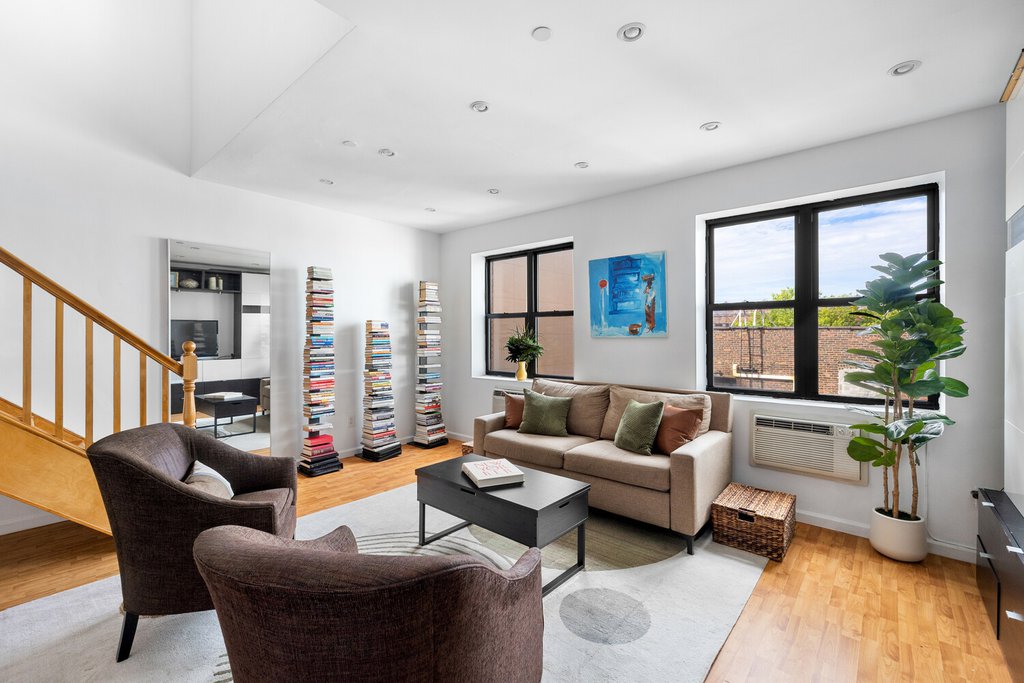 895 Myrtle Avenue, Unit APT4B photo 3