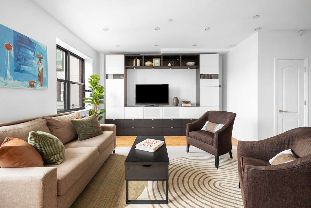 895 Myrtle Avenue, Unit APT4B photo 4