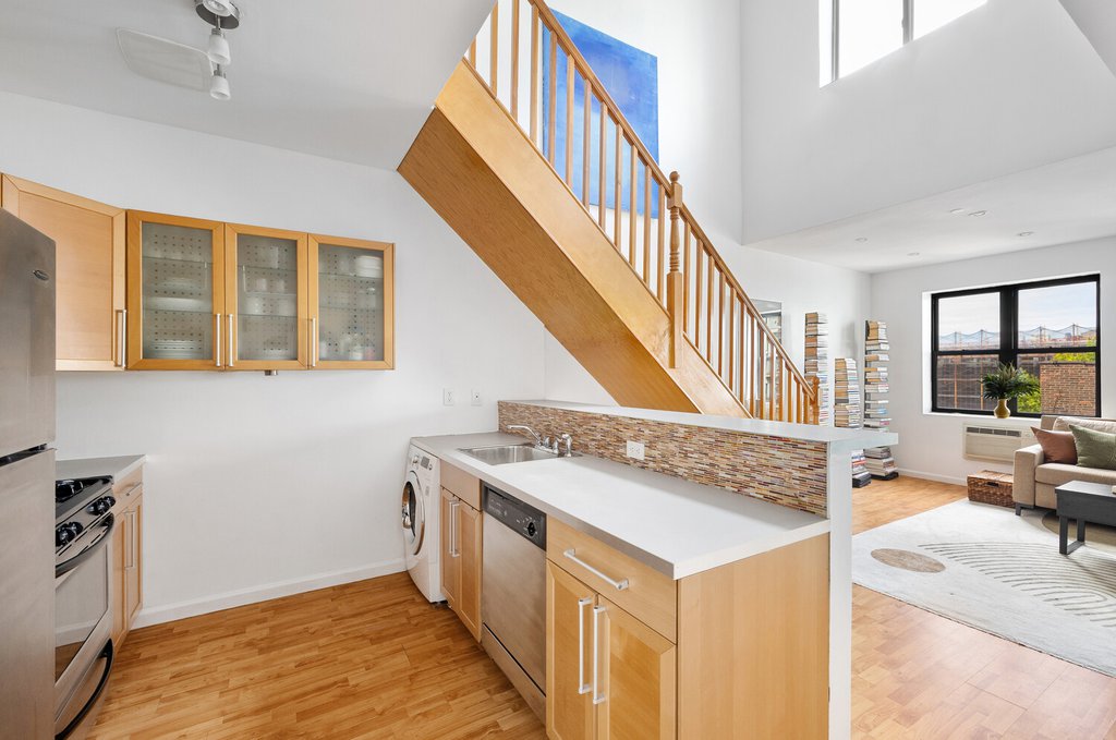 895 Myrtle Avenue, Unit APT4B photo 5