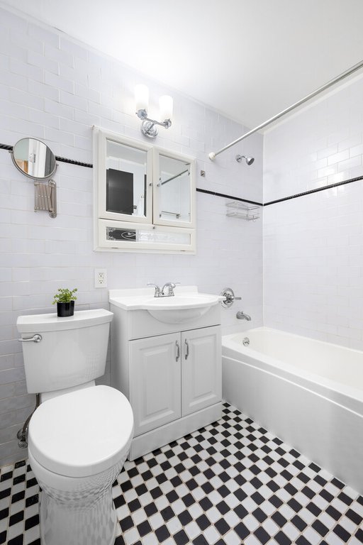 895 Myrtle Avenue, Unit APT4B photo 14