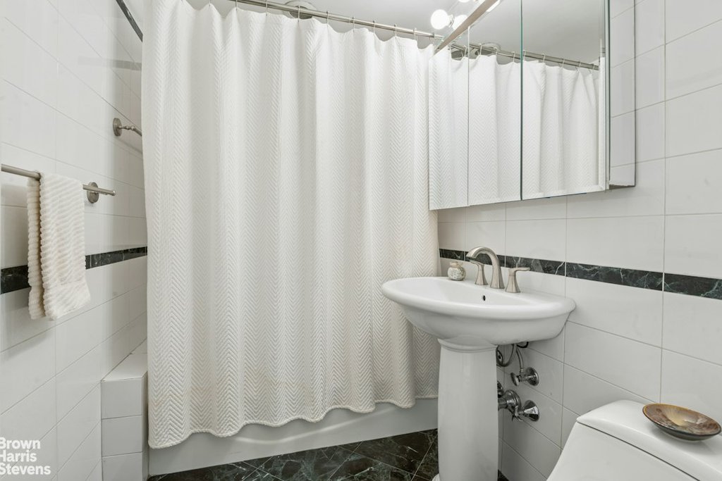 20 Sutton Place South, Unit 6B photo 6