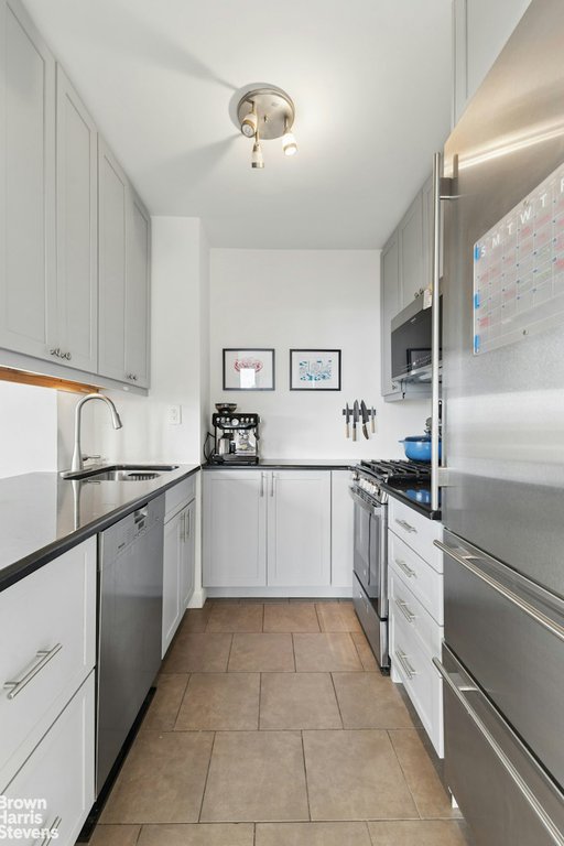 1 Irving Place, Unit G27B photo 3