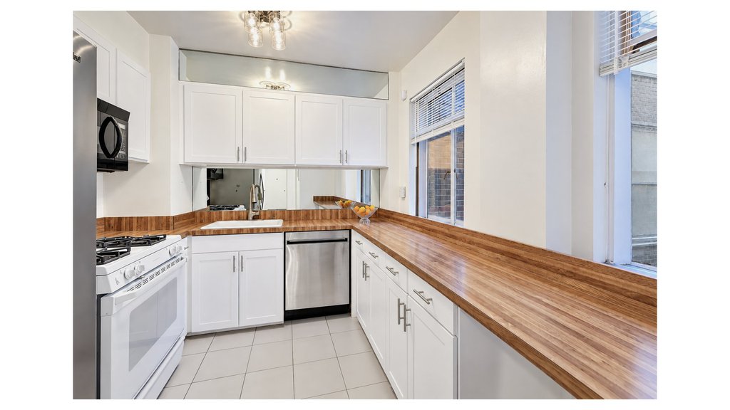 45 West 54th Street, Unit 9E photo 3