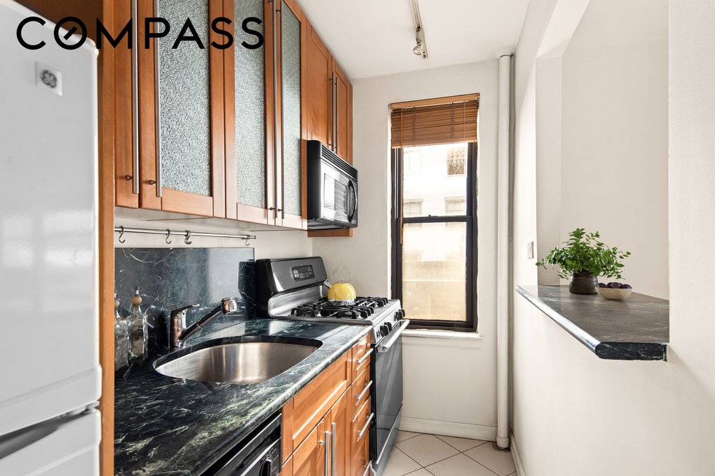 208 East 70th Street, Unit 6D photo 2