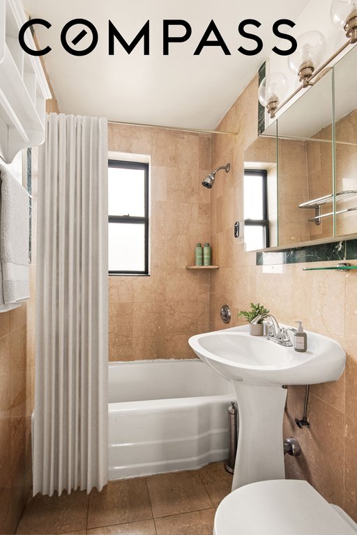 208 East 70th Street, Unit 6D photo 4