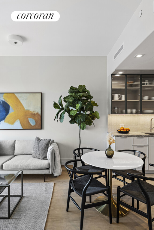 222 East Broadway, Unit 4C photo 2