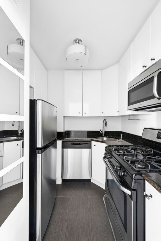 301 East 45th Street, Unit 21F photo 4