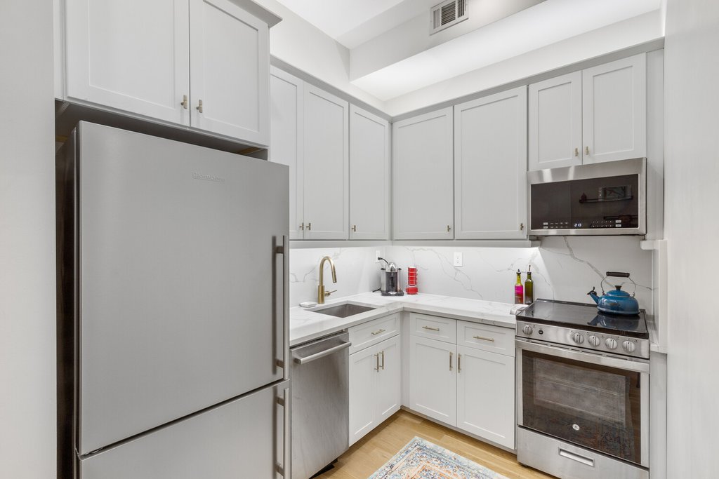 573 Gates Avenue, Unit 1R photo 4