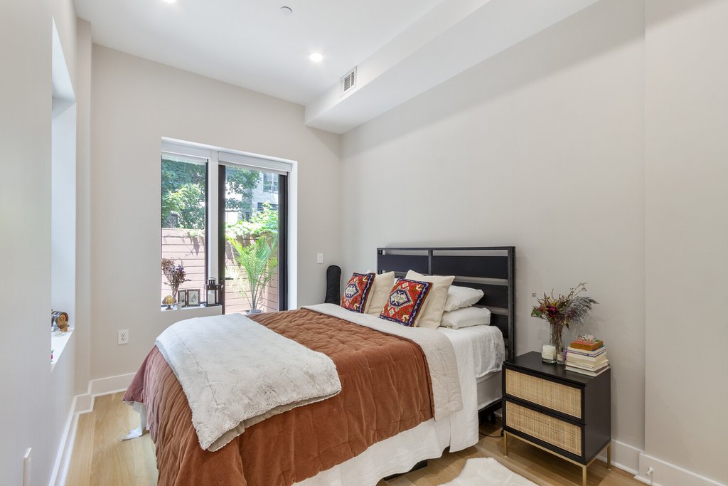 573 Gates Avenue, Unit 1R photo 5