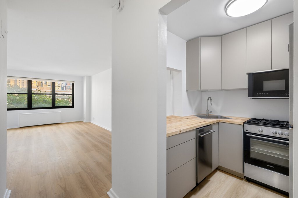 315 East 65th Street, Unit APT8K photo 3