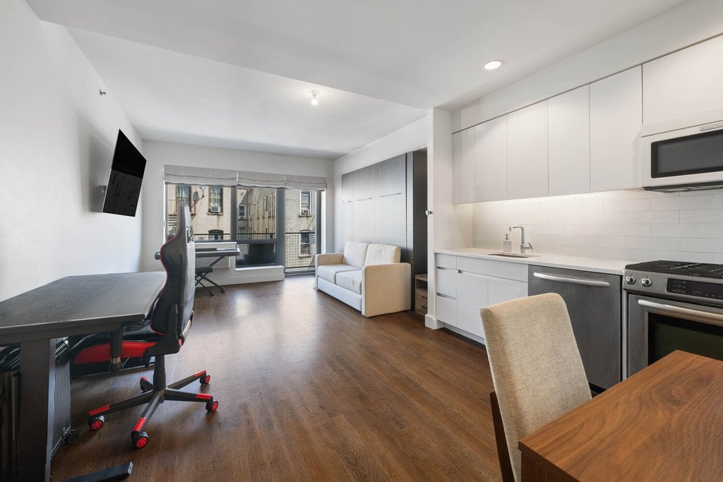 11-25 45th Avenue, Unit 4H photo 2
