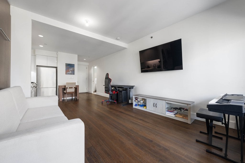11-25 45th Avenue, Unit 4H photo 4
