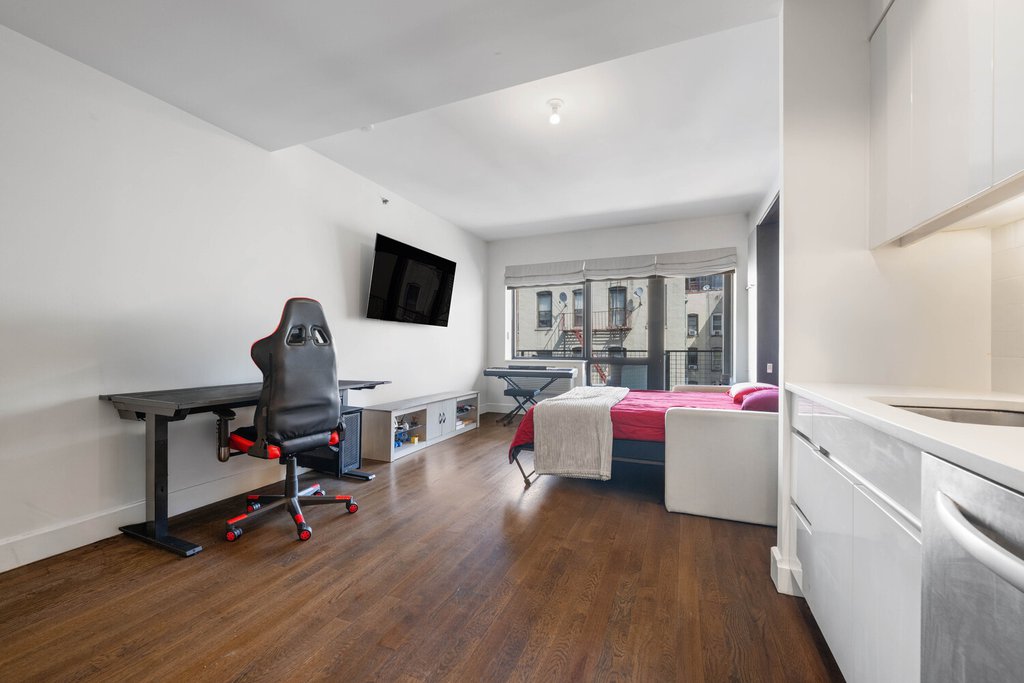 11-25 45th Avenue, Unit 4H photo 6