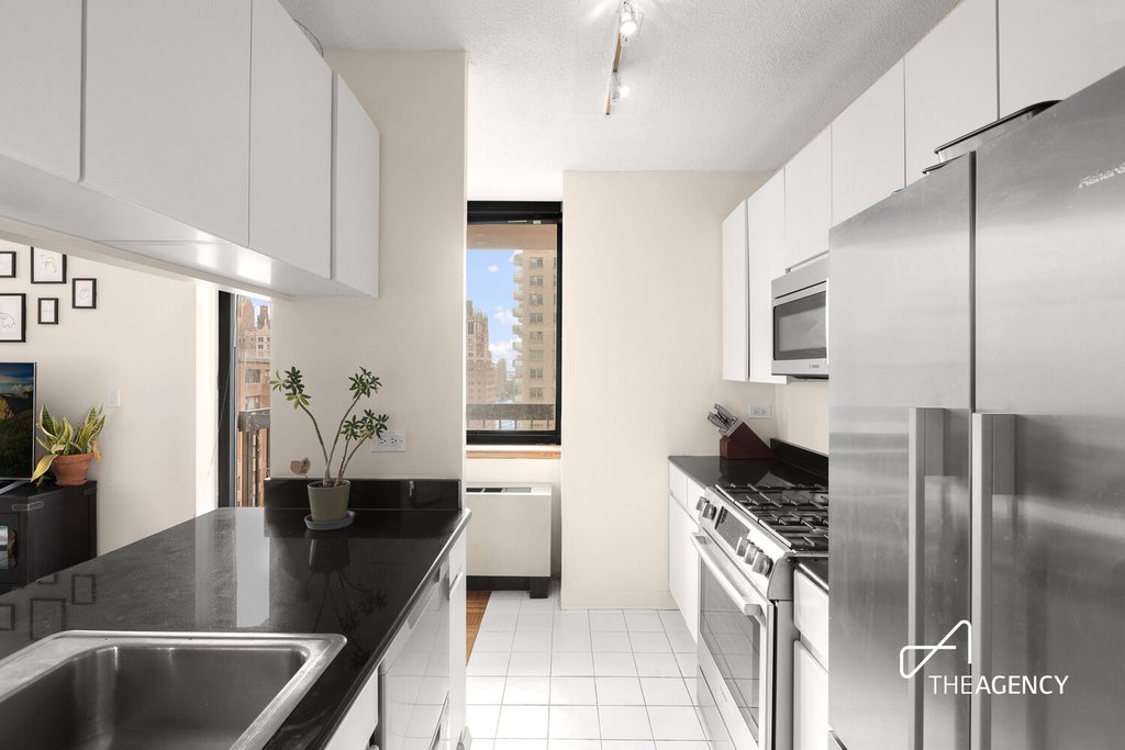 250 East 40th Street, Unit 22E photo 3