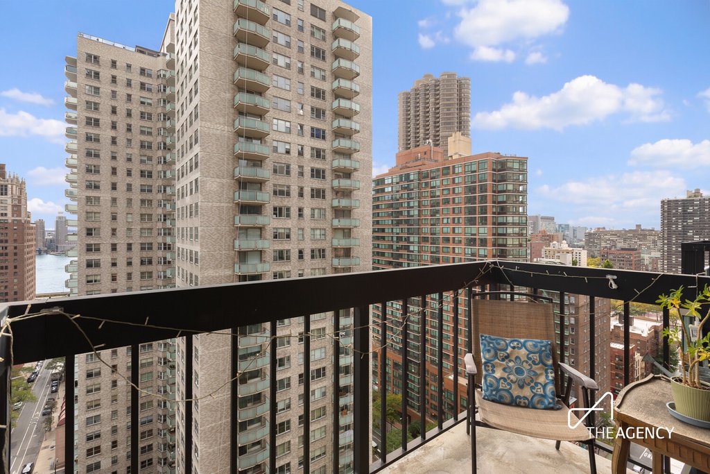 250 East 40th Street, Unit 22E photo 4