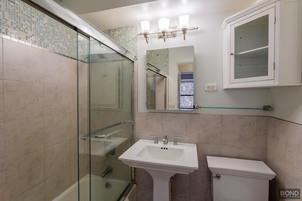 210 East 36th Street, Unit 3A photo 4