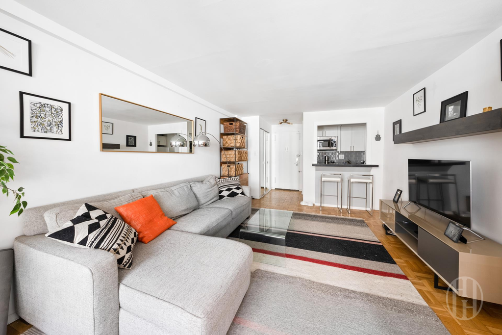 310 East 70th Street, Unit 5G photo 2