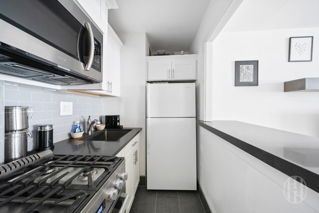 310 East 70th Street, Unit 5G photo 4